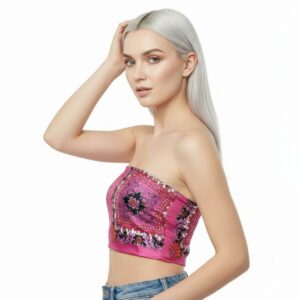 Etnik Desenli Kare Kesim Saten Pembe Eşarp, mankende büstiyer tarzı yandan çekim, beyaz fon.