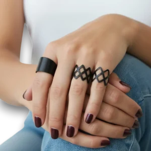 Geometrik Dizayn Siyah Renk Yüzük Seti, mankende elde önden çekim, beyaz fon.