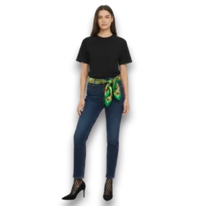Kare Kesim Etnik Desenli Yeşil Saten Eşarp, mankende kot pantolon kemeri tarzı, beyaz fon.