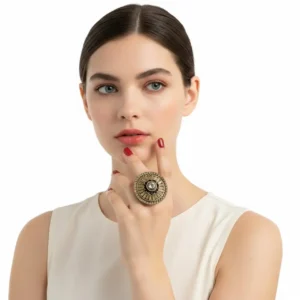Kristal Taşlı Retro Tarz Büyük Yüzük, mankende elde hafif yandan poz, beyaz fon.