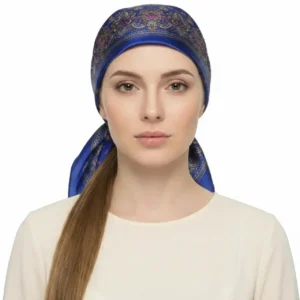 Lacivert Renk Etnik Desenli Saten Eşarp, mankende bandana tarzı, beyaz fon.