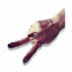 Zirkon Taşlı Zincirli Yüzüklü Şahmeran Bileklik, mankende elde çaprazdan çekim, beyaz fon.