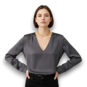 Beyaz fon üzerinde manken üzerinde altın kaplama kalın zincir choker kolyenin sağ yandan görünümü.