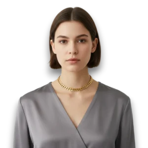 Beyaz arka planda manken üzerinde altın kaplama kalın zincir choker kolyenin önden pozu.