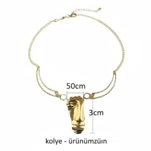 Beyaz arka planda altın kaplama yüz figürlü kabartma kolyenin boyut bilgilerini gösteren ölçü şeması.
