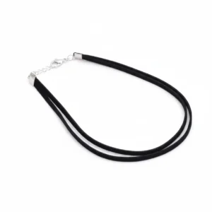 Deri görünümlü çift katmanlı choker kolye modelinin beyaz arka fon üzerindeki genel detay görünümü.