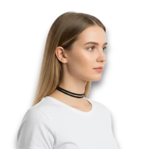 Deri görünümlü çift katmanlı choker kolye ürününün beyaz arka planda manken üzerindeki sağ profil pozu.