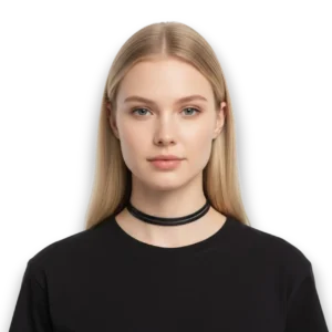 Deri görünümlü çift katmanlı choker kolye modelinin beyaz arka planda manken üzerindeki önden çekimi.