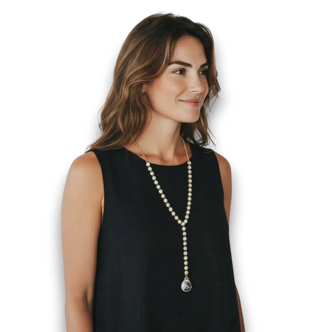 Kristal taşlı damla uçlu y kolye tasarımının beyaz fonda manken üzerinde hafif yandan pozu.