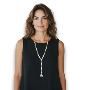 Kristal taşlı damla uçlu y kolye modelinin beyaz arka planda manken üzerinde önden pozu.