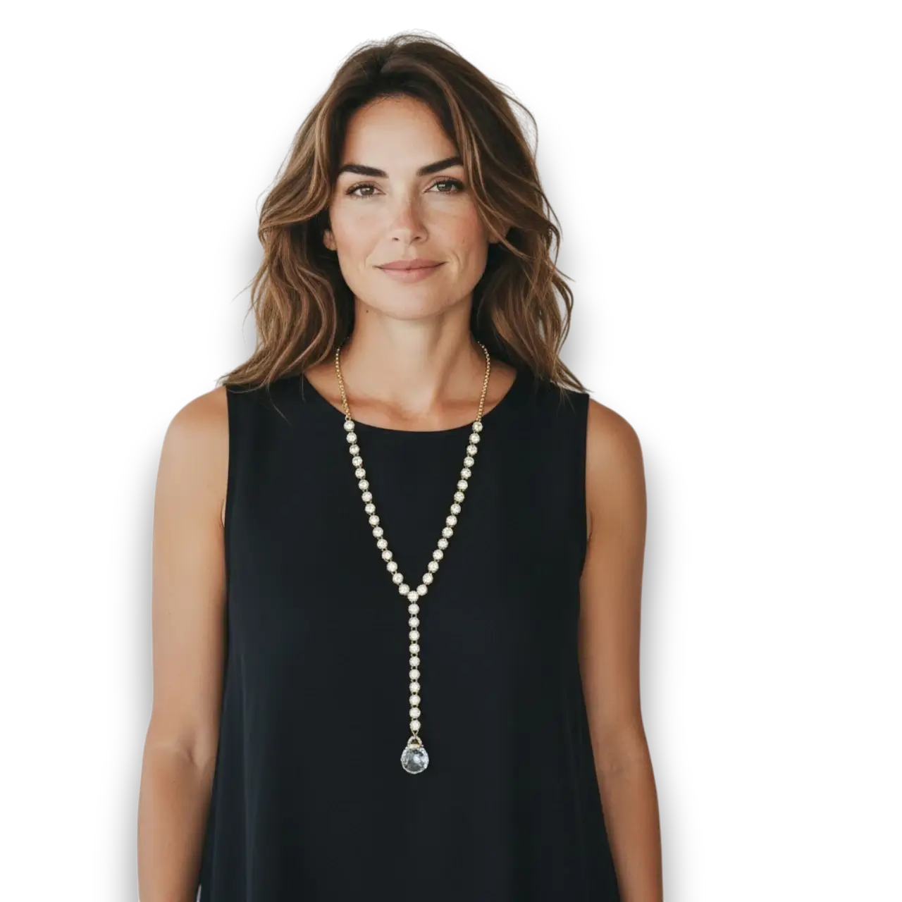 Kristal taşlı damla uçlu y kolye modelinin beyaz arka planda manken üzerinde önden pozu.
