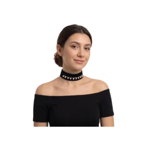 Beyaz İncili Kristal Taşlı Choker Kolye kadın mankende beyaz fon önden poz.