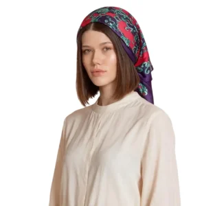 Otantik Desenli Mor Renk Saten Eşarp manken saçında bandana tarzı duruşuyla beyaz arka planda öne çıkıyor.