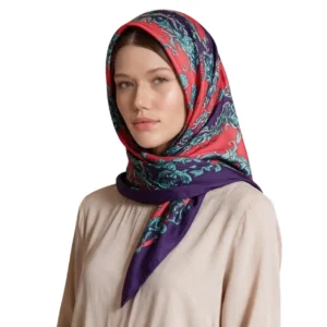 Otantik Desenli Mor Renk Saten Eşarp manken üzerinde başörtüsü stiliyle beyaz arka planda zarafetini sunuyor.
